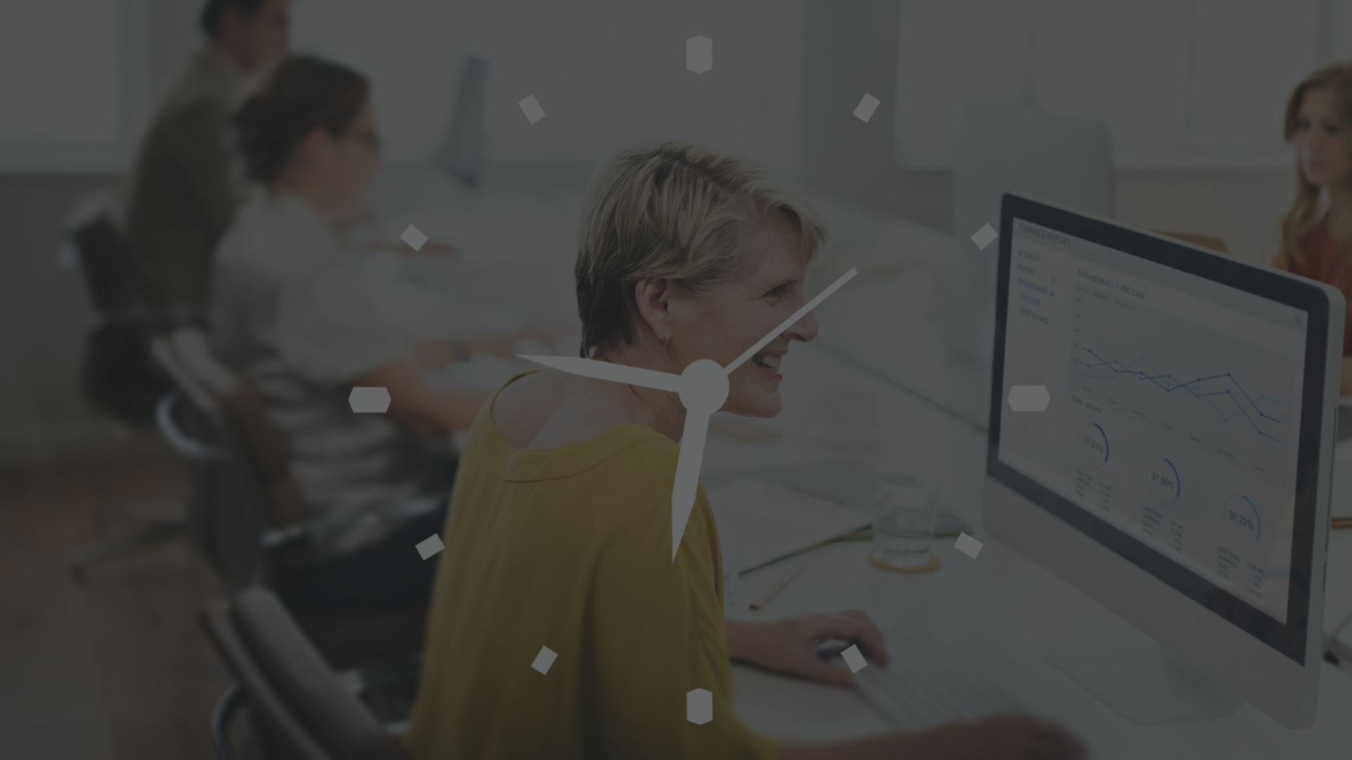 mujer en frente de un computador con el icono de un reloj sobre ella